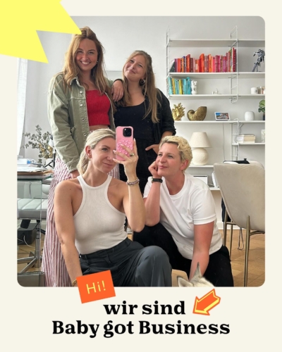 Schön, dass ihr hier seid! 💛In der letzten Zeit sind so viele neue Gesichter dazugekommen, dass dieser Vorstellungspost wohl mal mehr als überfällig ist.

Aber eine Vorstellung ist ja bekanntlich selten einseitig, deswegen freuen wir uns natürlich sehr in den Kommentaren zu hören, wer diesen Post hier eigentlich gerade liest 👇💬