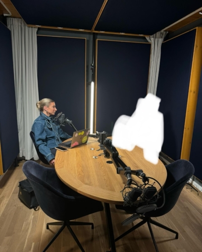 Photo Dump hat sich alleine schon wegen der letzten Slide gelohnt1. Aufnahmen für die neue Baby got Business-Staffel haben gestartet!!! 🎬
2. Eine Woche vorher noch so 🌴
3. Website Launch als remote Team feiern 🍾
4. Beste Teil am Podcast Host sein = man kann seine Vorbilder treffen 🚴
5. 1. Mal im RTL Sportstudio 🥹
6. Leben zwischen Steuerprüfung, Podcastaufnahmen und 34567 anderen Dingen 🫠
7. Malediven 🌊
8. Radsaison wird wieder zelebriert 🙌
9. BTS unserer Webseite (wenn’s im Leben doch auch nur so einen Schalter gäbe) 🙃
10. Grüße von der England-Workation 🌧️
11. Julias Dog Cam Marbella Edition 🐶
